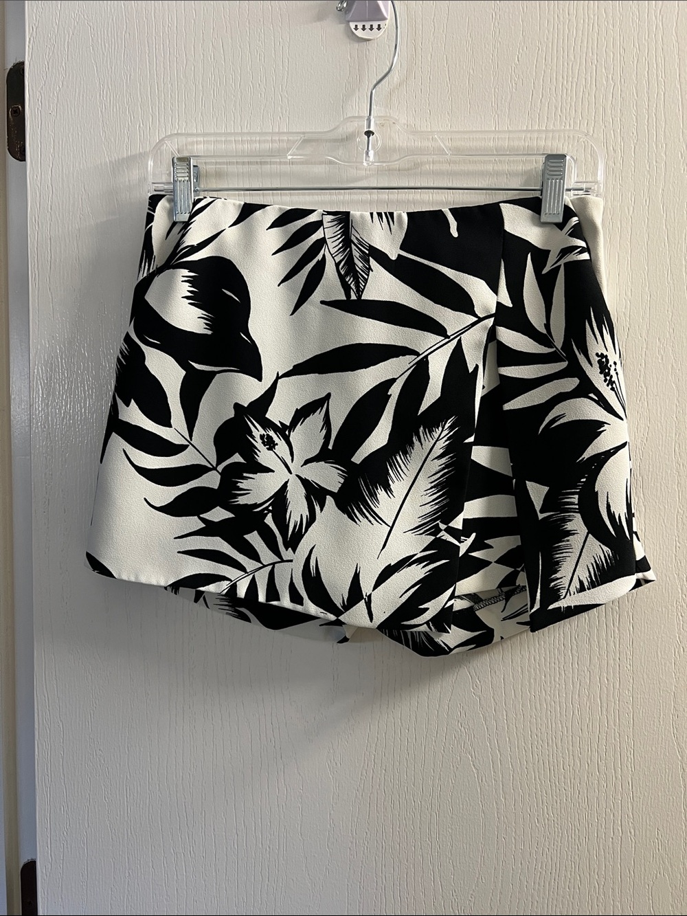 Express Black and White Tropical Print Skort